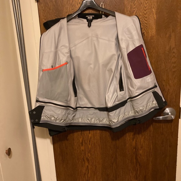 Never Worn Arcteryx Ravenna Women’s XL Gore-Tex Jacket w/flannel backer. - Picture 2 of 3